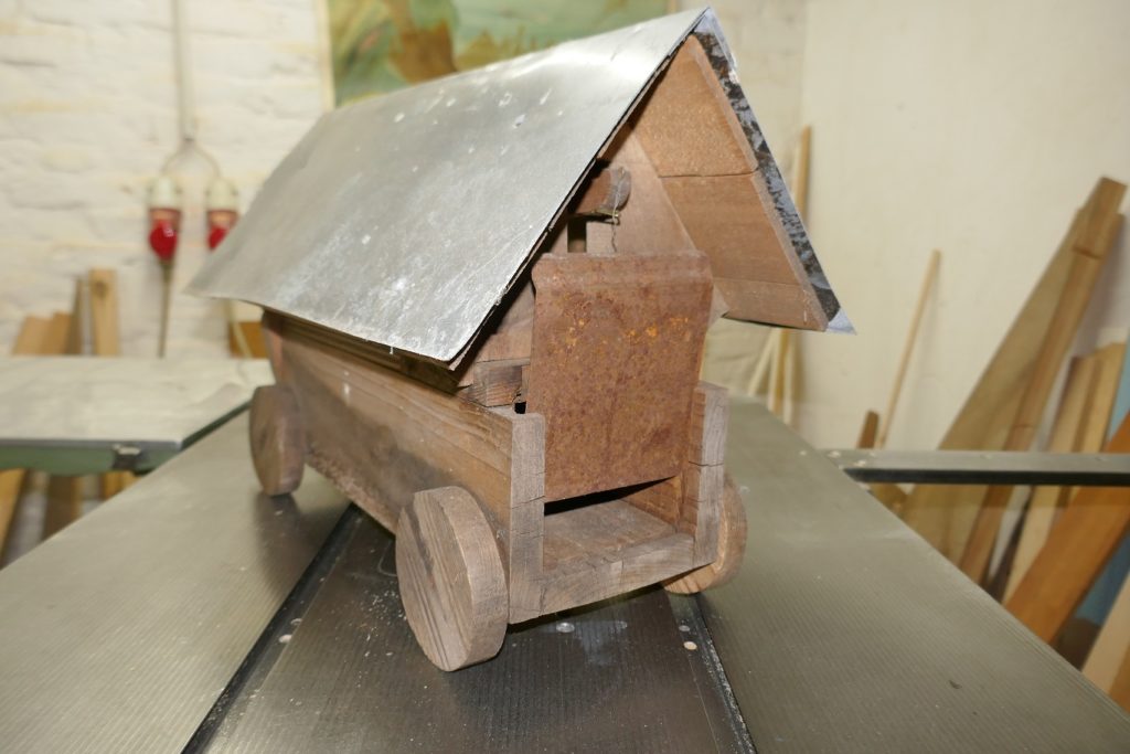 Mausefalle aus Holz in Autoform, mit Dach